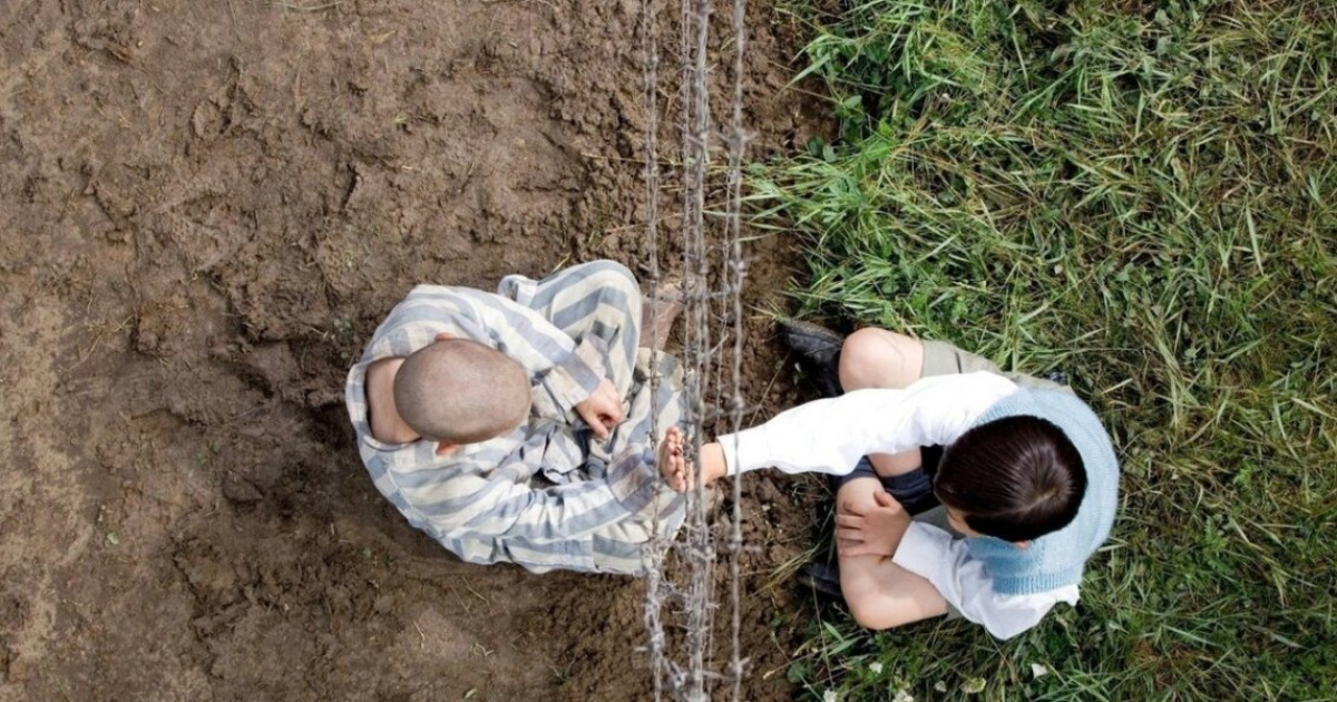 Çizgili Pijamalı Çocuk kapak fotoğrafı ve duvar kağıdı